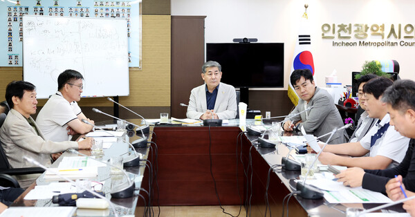 정해권 인천시의회 의장이 최근 송도국제도시 고층 아파트 에어컨 미작동으로 인한 주민과 시공사의 갈등 해결을 위한 간담회를 가졌다.(사진=인천시의회)