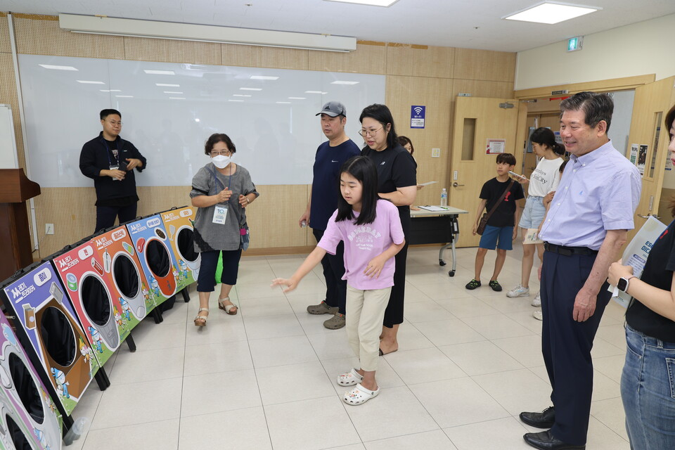 인천환경공단은 인천시청자미디어센터가 운영하는 ESG와 함께하는 미디어 체험데이 행사에서 환경 체험부스 운영을 성료했다. 행사 참가자들이 올바른분리배출 캠페인에 참여하고 있다. (사진=인천환경공단)