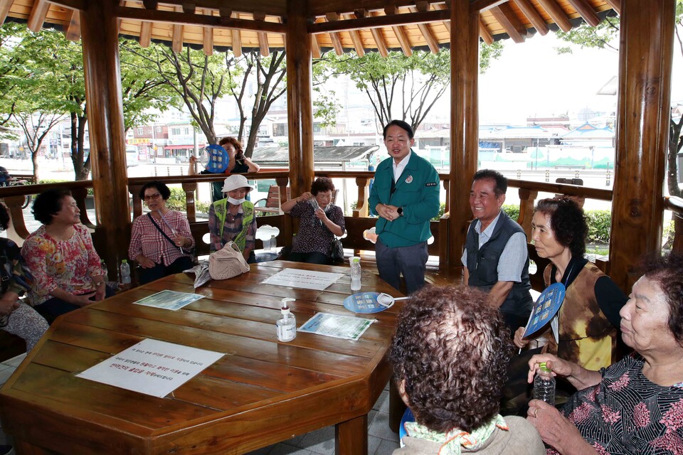 김찬진 동구청장(가운데)이 지역 내 폭염 현장을 직접 방문해 현장점검을 하고 있다. (사진=동구)