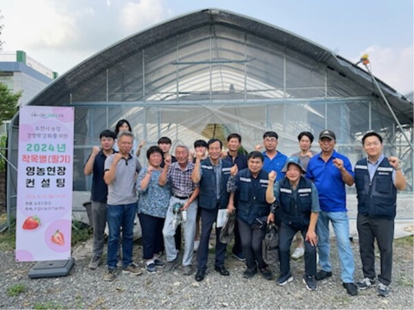 12일 포천시 농업기술센터가 관내 농가들과 육묘 출하 현장 애로 등에 대한 컨설팅으로 현장 방문을 실시했다. (사진=포천시)