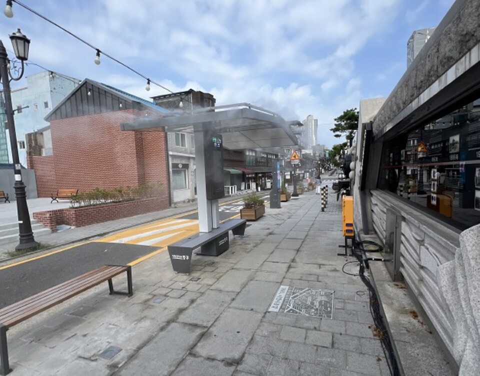 인천 중구는 여름철을 맞아 지역주민과 민원인의 쾌적하고 안전한 청사 이용 환경 제공을 위해 청사 주변에 폭염저감시설인 스마트 쉼터를 설치했다고 8월13일 밝혔다. 인천중구청 스마트 쉼터.(사진=인천 중구)