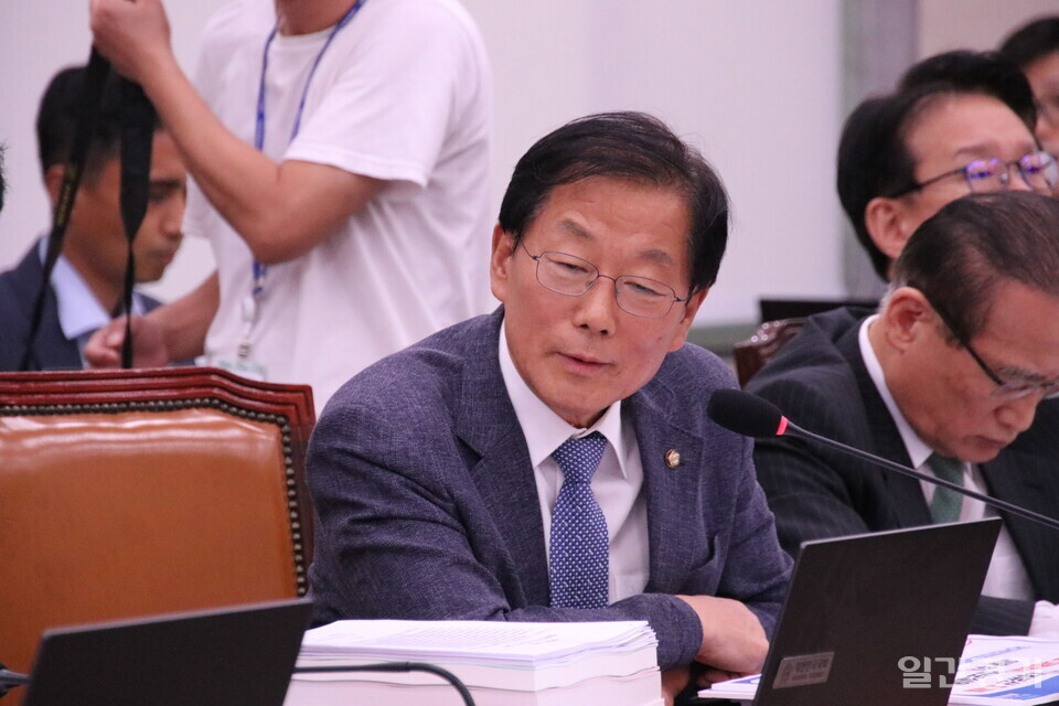 윤후덕 외교통일위원회 민주당 위원은 8월13일 국회에서 열린 외통위 전체회의에서 사도광산 유네스코 세계문화유산 등재에 관련해 대통령실 개입의혹을 제기했다. (사진=조태근 기자)