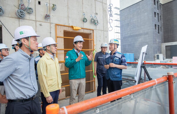 서구는 태풍 등에 대비, 안전조치 확인을 위해 관내 건축 현장에 대해 안전 점검을 실시했다.(사진=인천 서구)