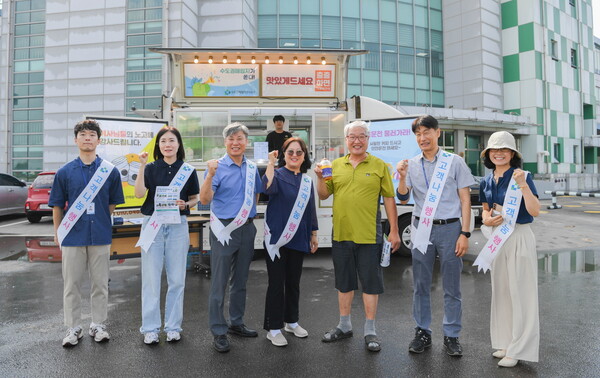 수도권매립지관리공사는 14일 폐기물 운반 기사들의 무더운 여름나기를 응원하기 위해 ‘시원한 음료 나눔 행사’를 개최했다.(사진=SL공사)