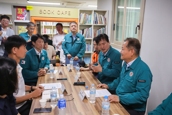 이상민 행정안전부 장관이 14일 인천 청라 아파트 지하 주차장 화재 현장을 방문, 수습 상황을 점검하고 피해 주민을 위로했다.(사진=서구)