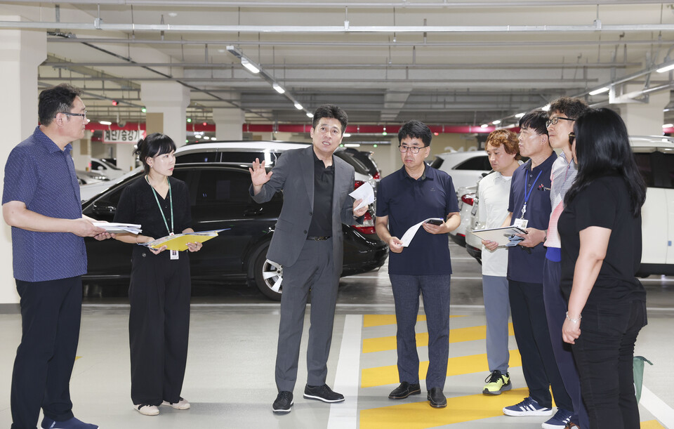 김정헌 인천 중구청장(왼쪽에서 세번째)이 영종국제도시 공동주택 전기차 충전시설에 대한 현장점검을 하고 있다.(사진=인천 중구)