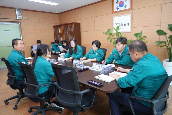 안성시의회 더불어민주당 최승혁, 이관실, 황윤희 의원이 14일 오전, 안성시 농업기술센터 및 거점소독시설을 방문, 관련 부서로부터 소 럼피스킨 발생 관련 상황보고를 받고 확산 방지를 위해 총력을 다해줄 것을 당부했다. 