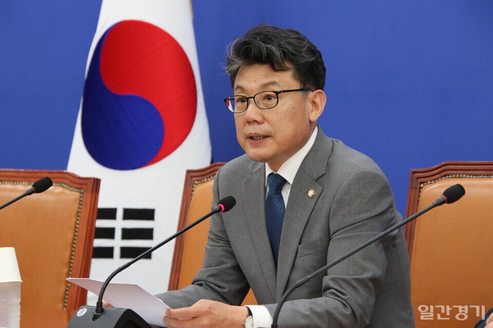 진성준 더불어민주당 정책위의장과 허영 예산결산위원회 간사는 16일 국회에서 ‘2023회계연도 결산심사 관련 기자간담회’를 열고 “윤석열 정부의 세입 예산 400.5조원 대비 56.4조원의 세수 결손이 발생했다”라고 지적했다. (사진=조태근 기자)