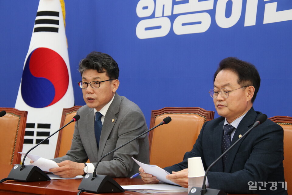 진성준 더불어민주당 정책위의장과 허영 예산결산위원회 간사는 16일 국회에서 ‘2023회계연도 결산심사 관련 기자간담회’를 열고 “윤석열 정부의 세입 예산 400.5조원 대비 56.4조원의 세수 결손이 발생했다”라고 지적했다. (사진=조태근 기자)