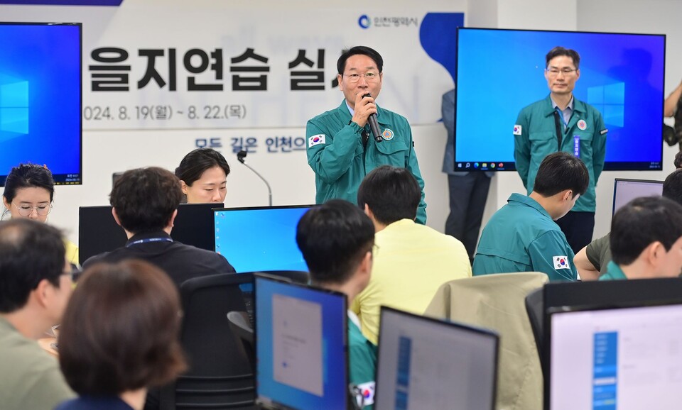 유정복 인천시장이 19일 시청 을지연습장에서 직원들을 격려하고 있다.(사진=인천시)