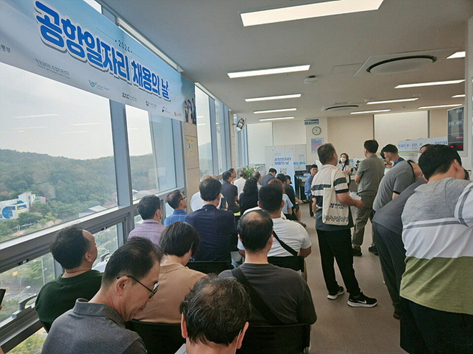 인천시 중구가 운서동 영종국제도시 일자리센터에서 제6회 공항일자리 채용의 날 행사를 진행하고 있다.(사진=인천 중구)