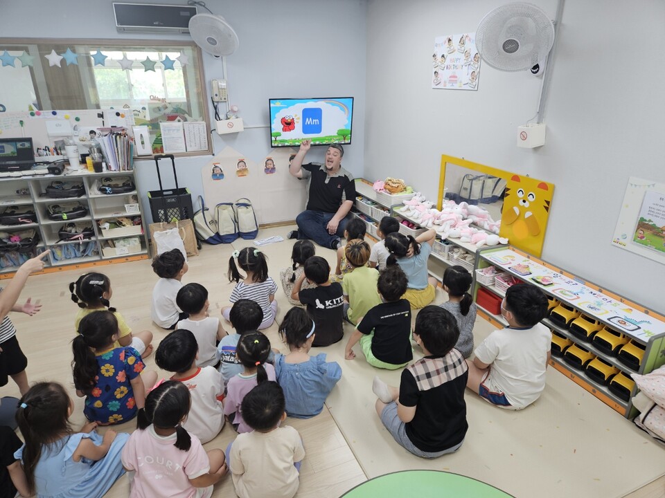 옹진군이 지역 내 어린이집과 유치원 원아를 대상으로 하는 찾아가는 어린이 영어캠프를 진행하고 있다.(사진=인천 옹진군)