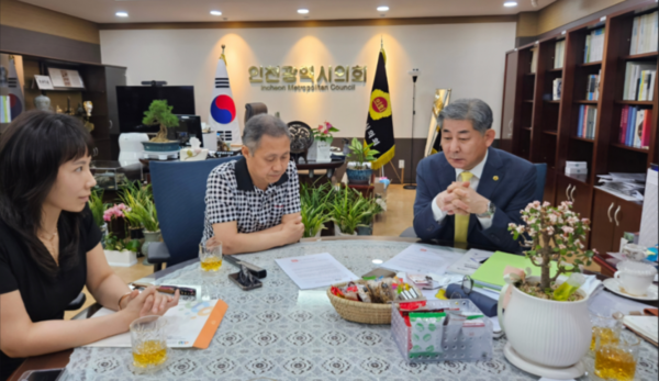 인천경실련이 지난달 30일 인천시의회를 방문, 정해권 의장과 간담회를 갖고 있다.(사진=인천경실련)