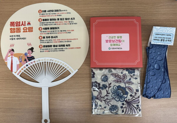 서구는 지속된 폭염으로 인한 피해를 예방하고 지역 취약계층의 안전을 도모하기 위해 방문 건강 관리 대상자 3214명을 대상으로 폭염 대비 물품 배부를 완료했다.(사진=인천 서구)
