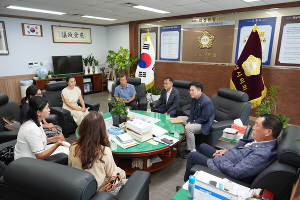 안성시의회 안정열 의장은 8월20일 시의회 의장실에서 한국유치원총연합회 경기지회 안성분회 소속 교사들과 소통의 시간을 가졌다. (사진=안성시의회)