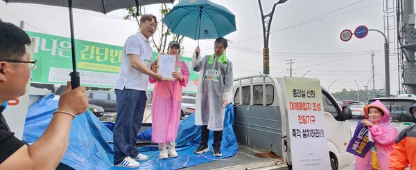 검단시민연합이 지난 6월 모경종 국회의원에게 면담 요구서를 전달하고 있다.(사진=검단시민연합)