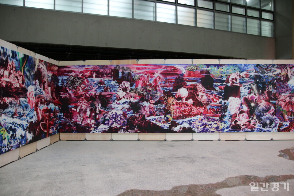 나오미 현대예술작가 작품으로&nbsp; 임진강, 한강, 예성강이 만나서 서해 바다로 흐르는 장소을 주목하면서 그 속에 역사적 사건들의 이미지 등을 화면을 회화적으로 장면화했다. (사진=조태근 기자)