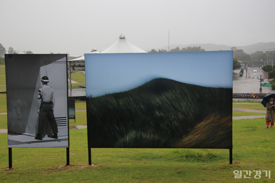 노순택 작가 작품으로 북한의 모습을 함부로 찍지 말라는 경고로 흔들리는 버스안에서 셔터를 누른 시도 끝에 ‘멀미’ 시리즈로 발전, 멀미는 정세에 대한 은유이며, 피사체를 정확하게 포착할 수 없는 상황은 분단의 현실을 더 극적으로 드러내고 있다.  (사진=조태근 기자)