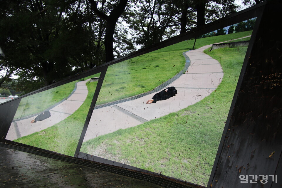 한나리사 쿠닉작품으로 서울에서 활동하는 사진작가 남서원과 긴밀한 협력해 파주 비무장지대 일대의 여러 장소를 해석했다. 특히 주차장과 눈길을 가로잡는 장소 사이의 통로벽에 작품을 설치하는 장소 특적적 접근을 택해 작품을 공간적 맥락에서 다시 하나로 연결한다. (사진=조태근 기자)