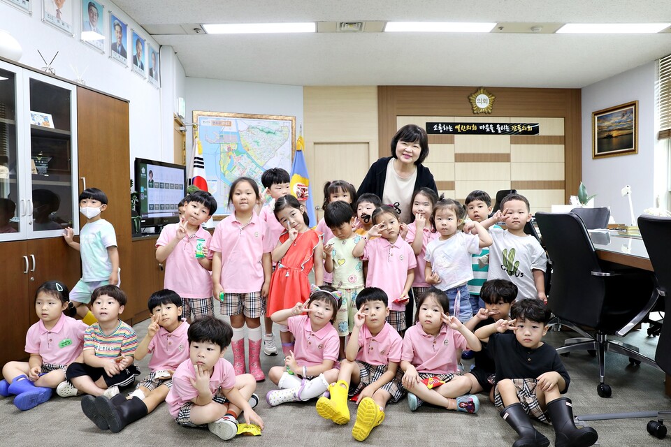 인천 연수구의회(의장 박현주)는 지난 8월 20일, 21일 2일간에 걸쳐 청송유치원 5~7세 40명 어린이를 초청해 연수구의회 견학 프로그램을 진행했다.(사진=연수구의회)