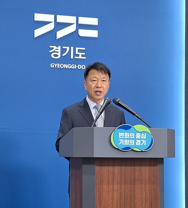 경기도 이희준 기획조정실장이 22일 도청 브리핑룸에서 기자회견을 열어 총 37조 1077억원 규모의 2024년 제1회 추경예산안에 대해 설명을 하고 있다. (사진=김인창 기자) 