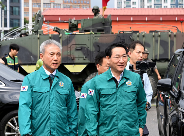 유정복 인천시장이 22일 계양구 박촌체육문화센터에서 열린 '서해5도 출도주민 수용 구호훈련'을 참관하고 있다. (사진=인천시)