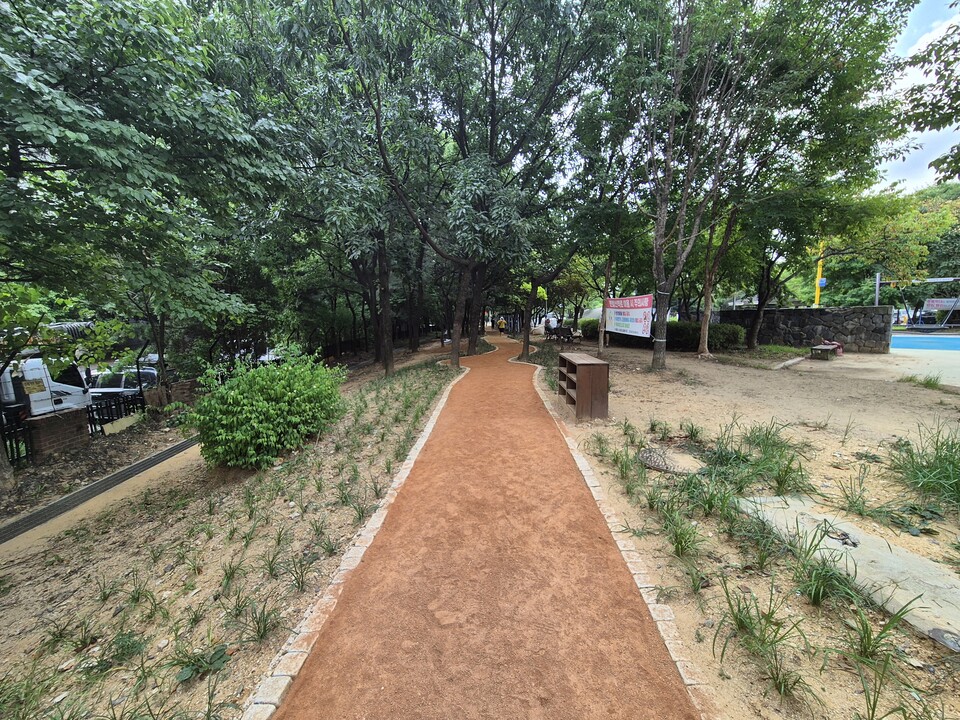 인천시 남동구가 조성한 ‘맨발 산책로’가 주민들에게 큰 만족감을 주고 있다.(사진=남동구)