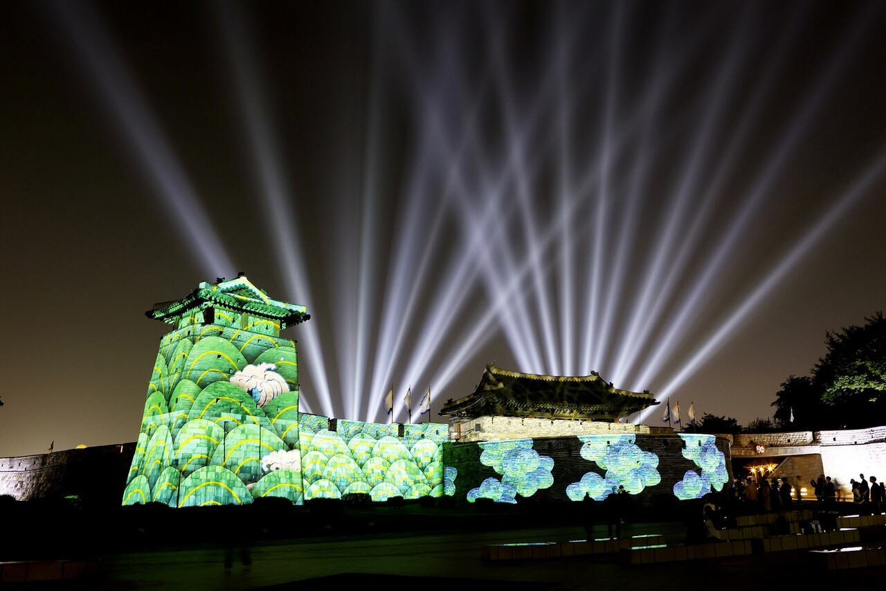 수원문화재단은 8월27일부터 ‘2024 국가유산 미디어아트 수원화성’ 유료 프로그램 온라인 사전 예매를 시작한다. (사진=수원문화재단)