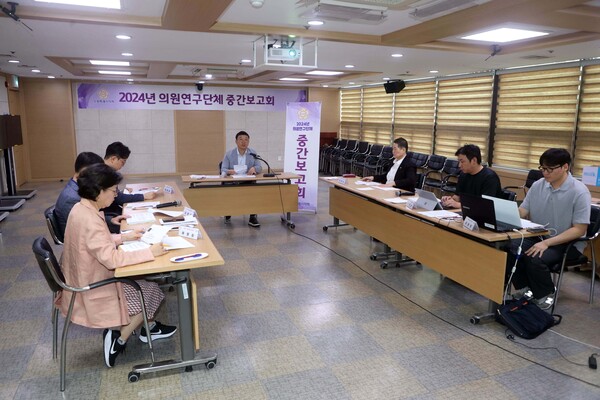 수원시의회 의원연구단체 ‘수원시 청년 고용확대 및 취업지원 방안 연구회’(대표의원 홍종철, 국민의힘 광교1·2)가 8월26일 의회 세미나실에서 중간 보고회를 개최했다. (사진=수원시의회)