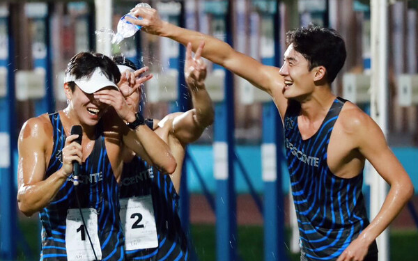 인천시체육회 근대5종팀이 제2회 대한체육회장배대회 남자 일반부 4종경기에서 각각 금·은·동메달을 나눠 가졌다. 플레잉 코치인 김승진 선수가 결승선을 통과하는 이우진 선수에게 물세례를 하고 있다.(사진=인천시근대5종연맹)