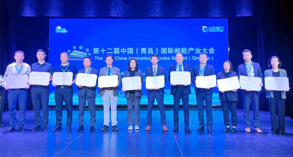 중국 칭다오에서 열린 제12회 중국 칭다오 국제 크루즈산업 포럼에서 다모항 크루즈 인천 노선 개통 및 크루즈 경제 발전을 위한 ‘다모항 크루즈 국제협력’을 선언하고 기념촬영을 하고 있다.(사진=인천항만공사)