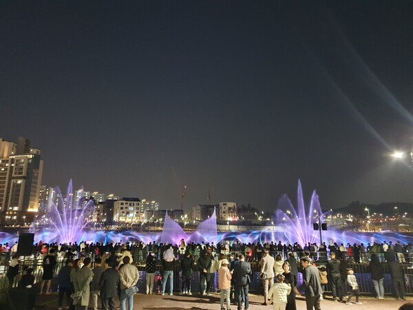 제14회 대한민국 조경대상에서 평택시의 함박산중앙공원과 부용산공원이 나란히 입상했다. 함박산중앙공원 음악분수. (사진=평택시)