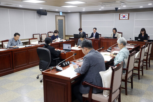 수원시의회 기획경제위원회가 8월29일 기업유치단과 경제정책국 소관부서에 대한 2024년도 주요업무 추진실적 보고를 청취했다. (사진=수원시의회)