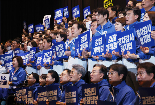 더불어민주당 이재명 대표와 박찬대 원내대표 등이 8월29일 영종도 네스트호텔에서 열린 2024 정기국회 국회의원 워크숍에서 피켓을 들고 단체 사진을 찍고 있다. (사진=연합뉴스)