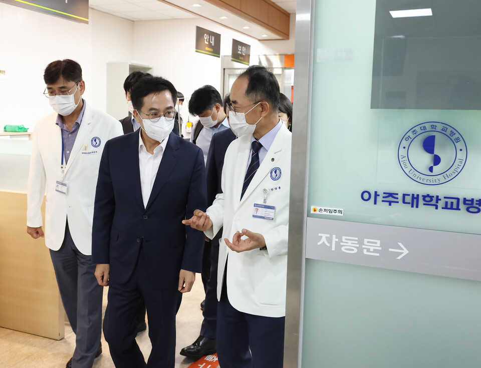 김동연 경기도지사는 8월30일 수원 아주대학교병원을 방문해 한상욱 아주대병원 의료원장 과 현장 의료진을 격려하며, 응급실 의사 부족 문제를 해결하기 위해 10억원의 긴급 지원하겠다고 밝혔다. (사진=경기도)