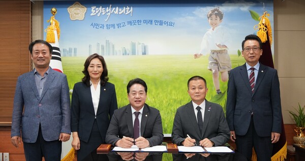 평택시의회는 민주당 이기형 대표의원과 국민의힘 이관우 대표의원이 8월30일 원구성과 관련해 합의사항에 서명했다. (사진=평택시의회)