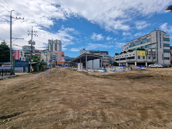 포천시 신읍동 시외버스터미널 공원화 사업 준공이 당초 목표보다 늦어져 시민 불편이 잇따르고 있다. 사진은 공사 현장. (사진=김순철 기자)