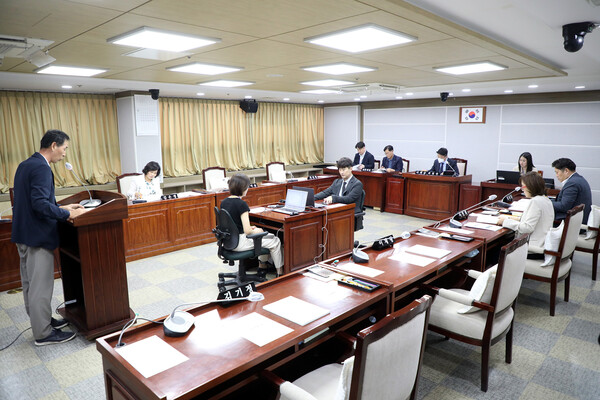 수원시의회 복지안전위원회가 9월2일 안전교통국, 도시안전통합센터 소관부서에 대한 2024년도 주요업무 추진실적에 대한 보고를 청취했다. (사진=수원시의회)