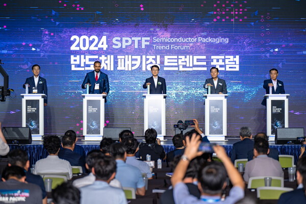 수원시와 경기도가 공동주최한 ‘2024 차세대 반도체 패키징 산업전(ASPS 2024)’에 3일간 1만 1500여 명이 방문하며 성공적으로 막을 내렸다. 이재준 시장(오른쪽 2번째)이 2024 차세대 반도체 패키징 산업전 개막식에 함께하고 있다. (사진=수원시)