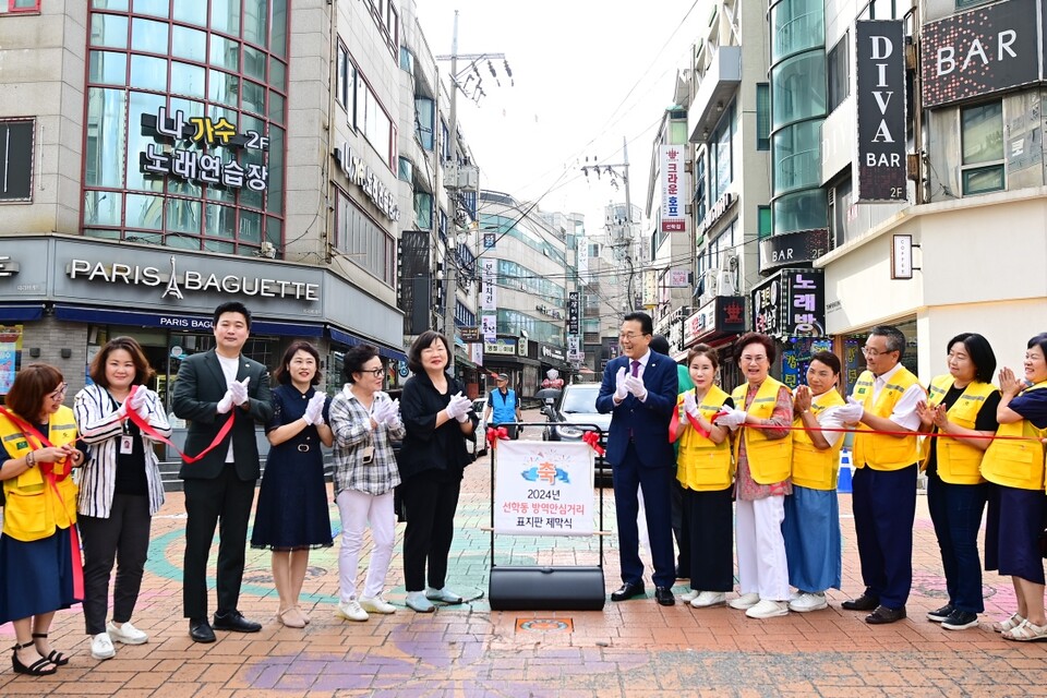   연수구(구청장 이재호)가 인천 최초로 선학동 음식문화거리를 ‘방역안심거리’로 지정하고 2일 표지판 제막식을 열었다. (사진=연수구)
