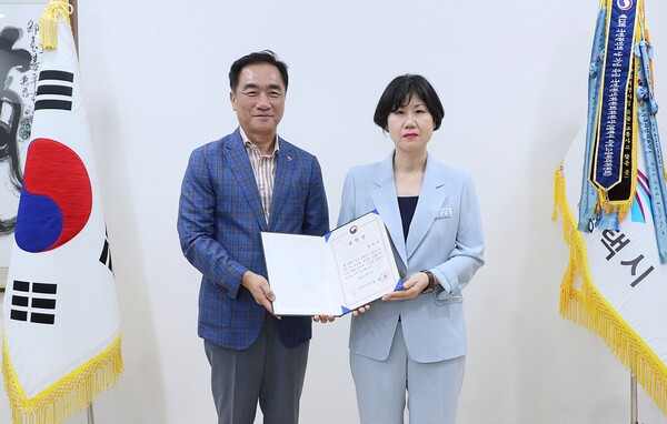 평택시가 8월30일 소상공인 육성과 전통시장 활성화에 기여한 공적을 인정받아 중소벤처기업부장관상을 받았다. (사진=평택시)