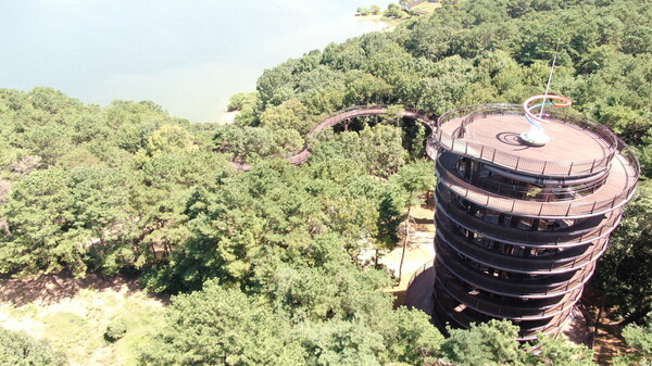 안성시의 금북정맥 금광호수 하늘전망대·탐방로가 9월4일부터 시미들에 개방된다. 금북정맥 금광호수 하늘전망대. (사진=안성시)