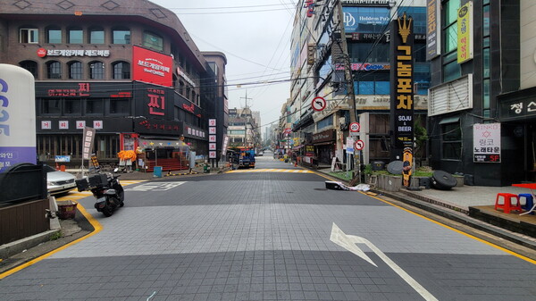 수원시는 2022년 4월 시작한 ‘인계동 중심상가 보행환경 개선사업’을 최근 완료했다. (사진=수원시)