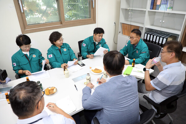 수원시의회 도시환경위원회는 제385회 임시회 기간 중인 9월4일 생활폐기물 수집·운반 대행업체를 방문하여 운영 실태와 근로자 편의시설을 점검하였다. (사진=수원시의회)