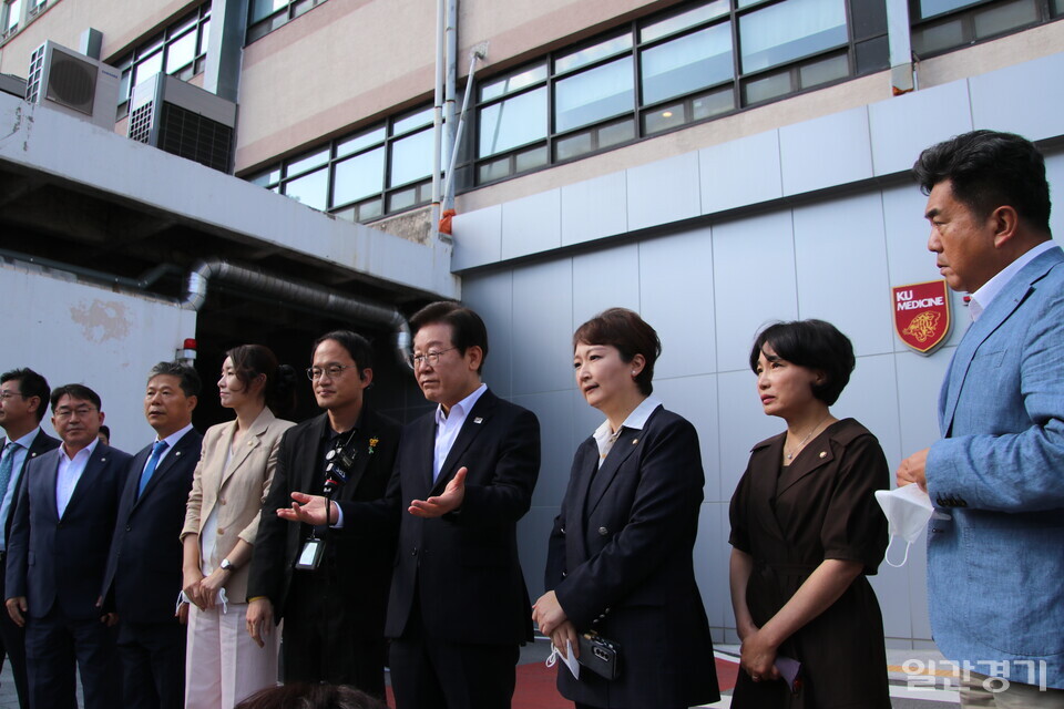 이재명 민주당 대표는 9월4일 고대안암병원에서 의료진과 간담회 직후 기자들을 만나 의료대란에 대해 “앞으로 상황이 개선될 가능성보다는 악화될 가능성이 많다는 점들을 명확하게 확인했다‘라고 말했다. (사진=조태근 기자)