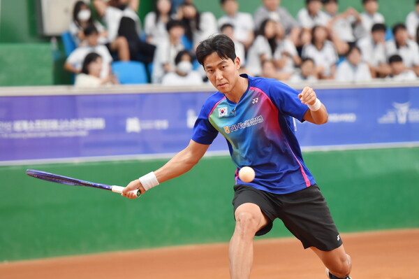 김태민 선수가 세계소프트테니스선수권대회에서 공격을 하고 있다. (사진=안성시)