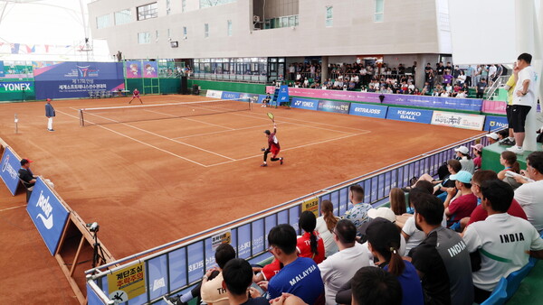 안성에서 열리고 있는 제17회 세계소프트테니스선수권대회에서 대한민국 대표팀의 엄예진 선수가 여자단식 금메달을 획득하는 등 선전을 펼치고 있다. (사진=안성시)