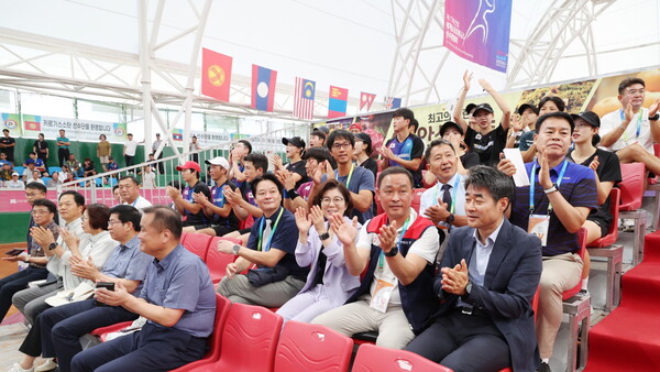 안성에서 열리고 있는 제17회 세계소프트테니스선수권대회에서 대한민국 대표팀의 엄예진 선수가 여자단식 금메달을 획득하는 등 선전을 펼치고 있다. 응원하는 김보라 안성시장. (사진=안성시)