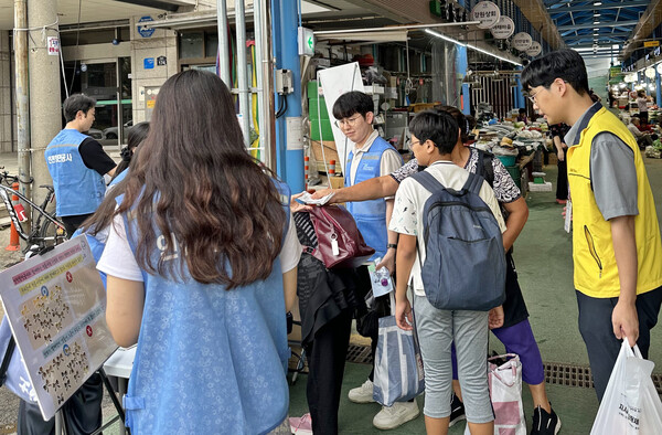 인천항만공사가추석을 맞아 '저소득 아동 가정 전통시장 나들이' 행사를 마련 저소득 가정 아동과 함께 전통시장에서 장을 보고 있다 (사진=인천항만공사)