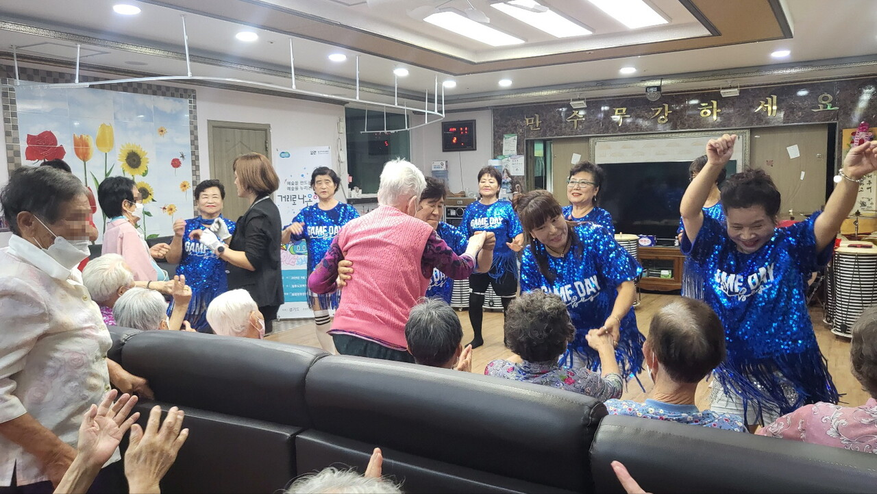 포천시 화현면 주민자치위  '놀타'팀은 지역 어른신들을 위한 행사를 꾸준히 개최하고 있다. (사진=포천시)